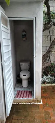 Un baño de Casa Palmer, con gran jardín
