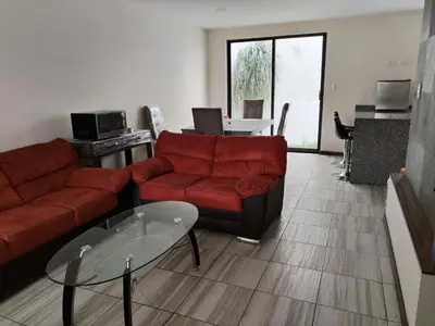 Zona de estar de CASA MODERNA y SEMINUEVA EN RESIDENCIAL PRIVADO y TRANQUILO