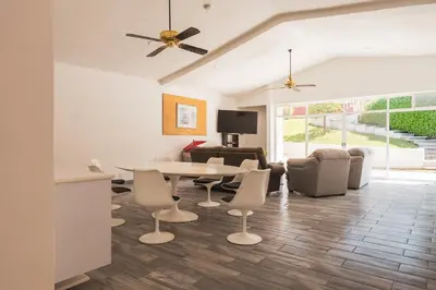 Una televisión o centro de entretenimiento en Gran casa con alberca climatizada jacuzzi y asador