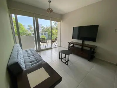 Una televisión o centro de entretenimiento en Family Vacations Incredible Beach and Pool
