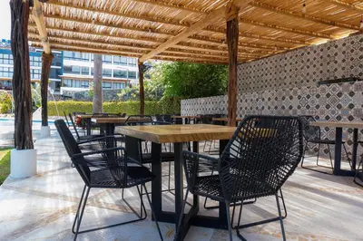 Un restaurante o sitio para comer en Apartment with Pool Acapulco 1 Bedroom
