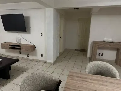 Una televisión o centro de entretenimiento en Amplio apartamento sobre Avenida Viaducto