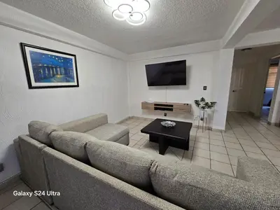 Una televisión o centro de entretenimiento en Amplio apartamento sobre Avenida Viaducto