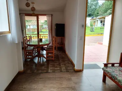 Una televisión o centro de entretenimiento en Cabañas Chely
