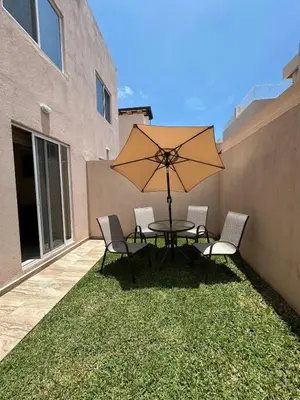 Un patio o zona al aire libre en Casa con Alberca en condominio