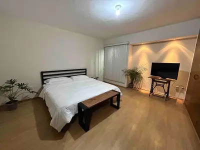 Una televisión o centro de entretenimiento en Octava de Orquídeas - Casa completa con estacionamiento y terraza