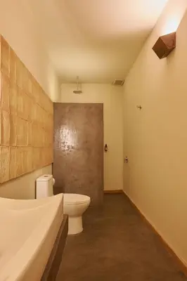 Un baño de Lar Syrah