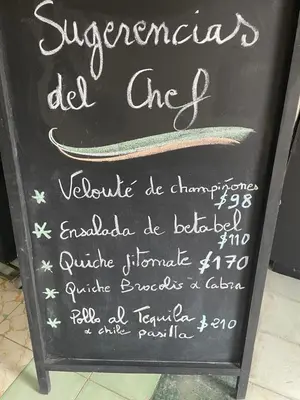 Certificado, premio, señal o documento que está expuesto en Romantic Dome & French Cuisine