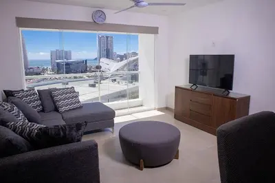 Una televisión o centro de entretenimiento en Padrísimo apartamento frente al mar