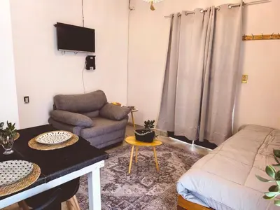 Una televisión o centro de entretenimiento en Casa completa en Jalatlaco con cocina equipada y parking hasta 7 huéspedes