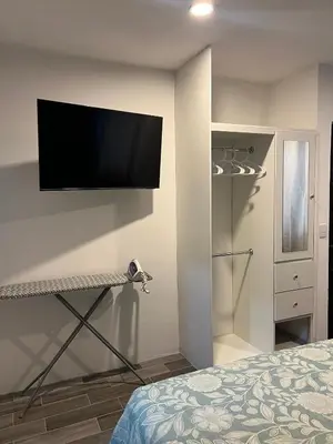 Una televisión o centro de entretenimiento en CasaMora