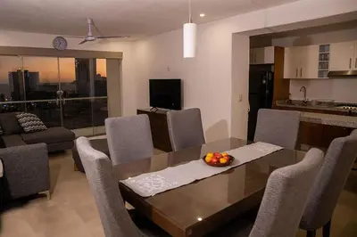 Una televisión o centro de entretenimiento en Padrísimo apartamento frente al mar