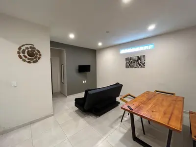 Una televisión o centro de entretenimiento en Departamentos frente a Chedraui