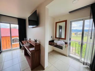 Una televisión o centro de entretenimiento en Quinta Candela Hotel
