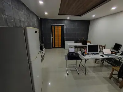 Una televisión o centro de entretenimiento en Hotel Origins