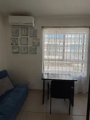 Zona de estar de CASALUNA frente alberca AirAc