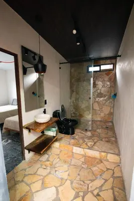 Un baño de Posada las Salinas