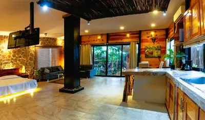 Una cocina o zona de cocina en Loft Suite Altitude Cabin