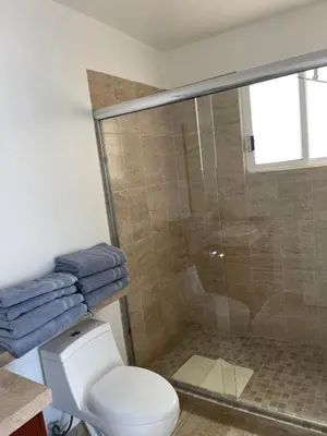 Un baño de Casa Azul de descanso, alberca, billar, asador y roof garden privado