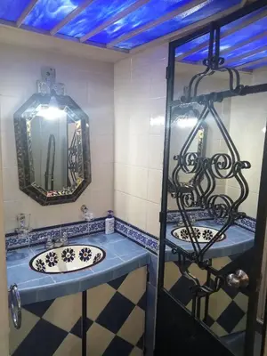 Un baño de La casa del Jardín