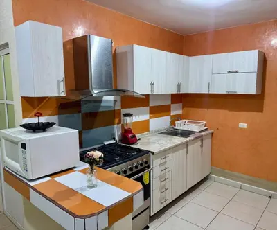 Una cocina o zona de cocina en Casa amarilla los volcanes