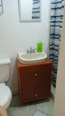Un baño de minidpto accesible para moverte a toda la ciudad