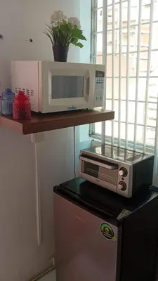 Una cocina o zona de cocina en minidpto accesible para moverte a toda la ciudad