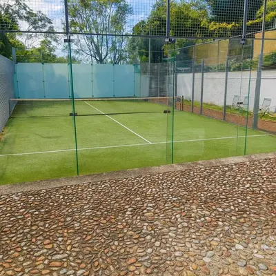 Instalaciones para jugar a tenis o squash en Malinalco Country House with Pool and Paddle Court o alrededores