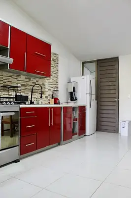 Una cocina o zona de cocina en Loft lujo estilo y diseño, alberca, Cuernavaca somos los únicos en ofrecerte 2 jacuzzis tipo Spa con agua caliente y sistema de hidromasaje, alberca con calefacción ecológica, amplia cama de alberca, 3 pantallas, terraza privada con asador de carbon, WiFi