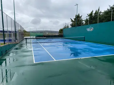 Instalaciones para jugar a tenis o squash en SUITES HOTEL natural Africam Safari o alrededores