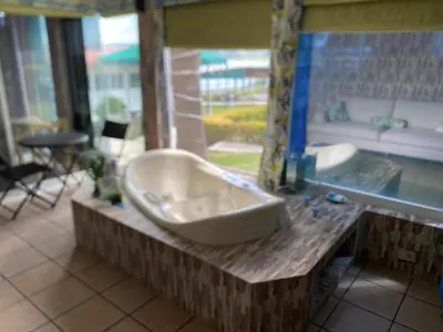 Un baño de SUITES HOTEL natural Africam Safari