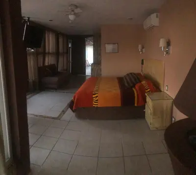 Cama o camas de una habitación en SUITES HOTEL natural Africam Safari