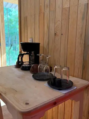 Utensilios para hacer té y café en Cabaña en el Rancho