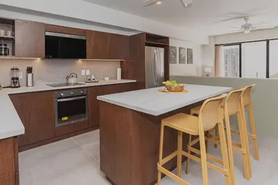 Una cocina o zona de cocina en Brand New Condo near beach