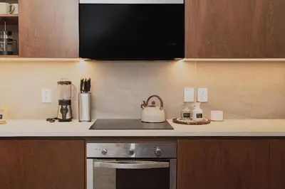 Una cocina o zona de cocina en Brand New Condo near beach