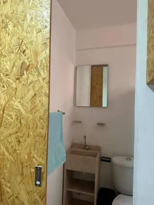 Un baño de Living Up