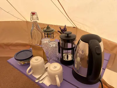 Utensilios para hacer té y café en Glamping Rincón de Lavanda