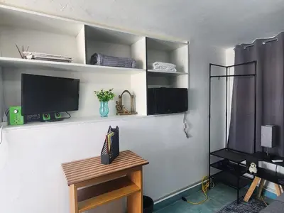 Una televisión o centro de entretenimiento en La Casona Xalapa, céntrica y lugar muy tranquilo