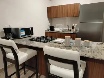 Una cocina o zona de cocina en Luxury 2-Bedroom Apartment with amazing view - Infinity Pool and Rooftop in Building