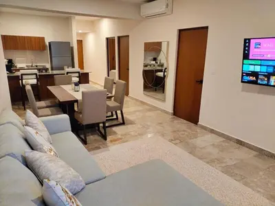 Una televisión o centro de entretenimiento en Luxury 2-Bedroom Apartment with amazing view - Infinity Pool and Rooftop in Building