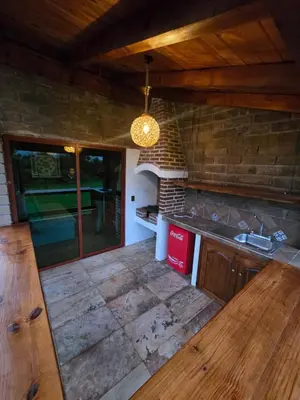 Una cocina o zona de cocina en Cabaña el rio Rincon Verde