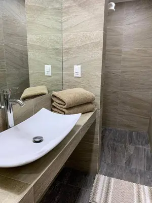 Un baño de Acogedora suite con entrada independiente