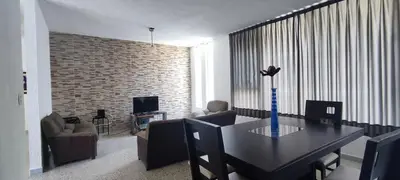 Una televisión o centro de entretenimiento en Amplio apartamento, Excelente ubicación 3 habitaciones 5 camas