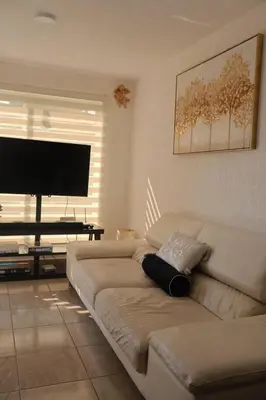 Una televisión o centro de entretenimiento en CASA DE DESCANSO CON ALBERCa