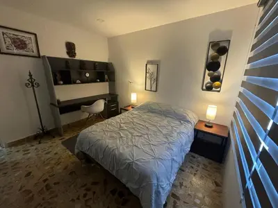 Cama o camas de una habitación en Casa céntrica retro-moderna con 46 amenidades 