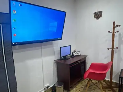 Una televisión o centro de entretenimiento en Casa céntrica retro-moderna con 46 amenidades 