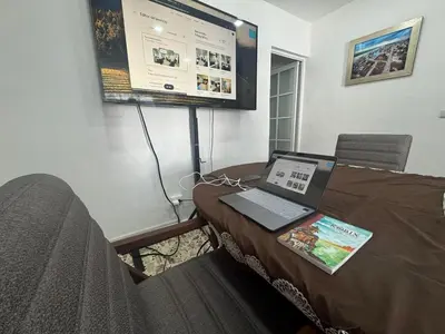 Una televisión o centro de entretenimiento en Casa céntrica retro-moderna con 46 amenidades 