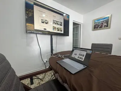 Una televisión o centro de entretenimiento en Casa céntrica retro-moderna con 46 amenidades 