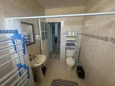 Un baño de Casa céntrica retro-moderna con 46 amenidades 
