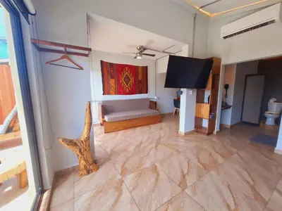 Una televisión o centro de entretenimiento en Espectacular Suite Frente a Playa Zicatela 1BDR